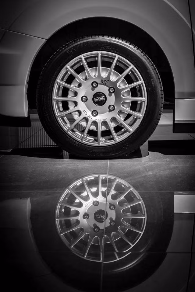 Cả 4 bánh của xe đều được trang bị mâm OZ với thiết kế đã trở thành "biểu tượng" trong làng đua rally, bên cạnh đó là hệ thống treo thể thao thấp hơn do hãng Elbach cung cấp.