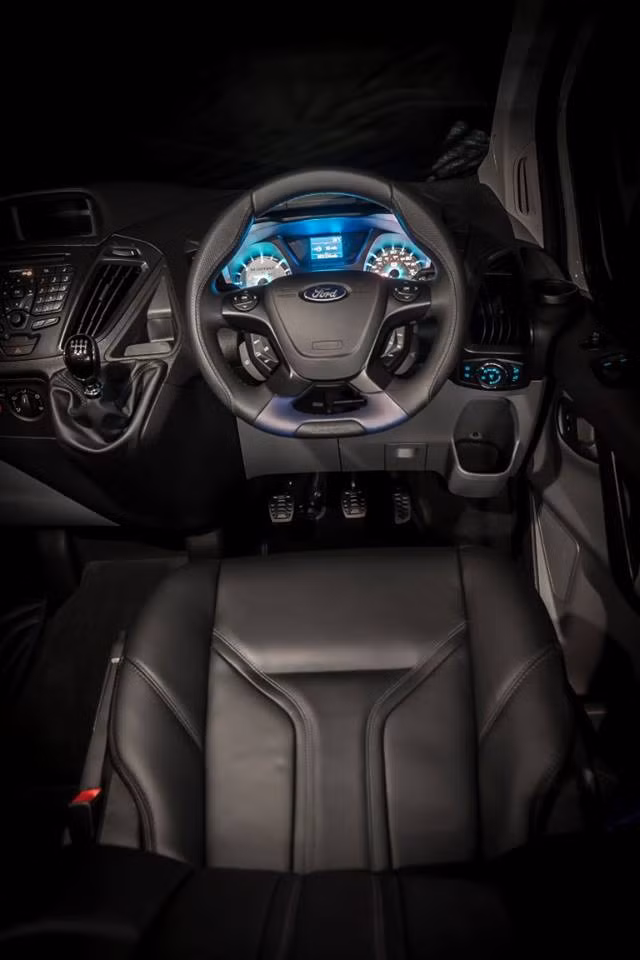 So với những chiếc xe du lịch, nội thất của Transit M-Sport cũng được "độ" lại và trở nên sang trọng, tiện nghi không thua kém.