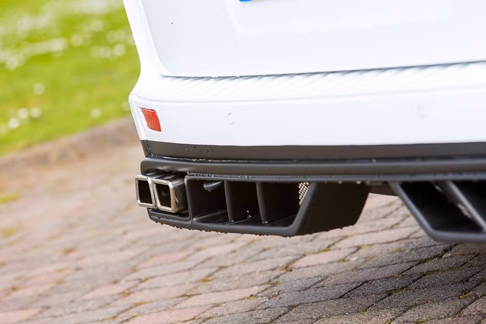 Trong khi đó, ở phía sau xe là cặp ống xả thể thao hình tứ giác, được bao quanh bởi cản sau với các cánh khuếch tán không khí "giả".