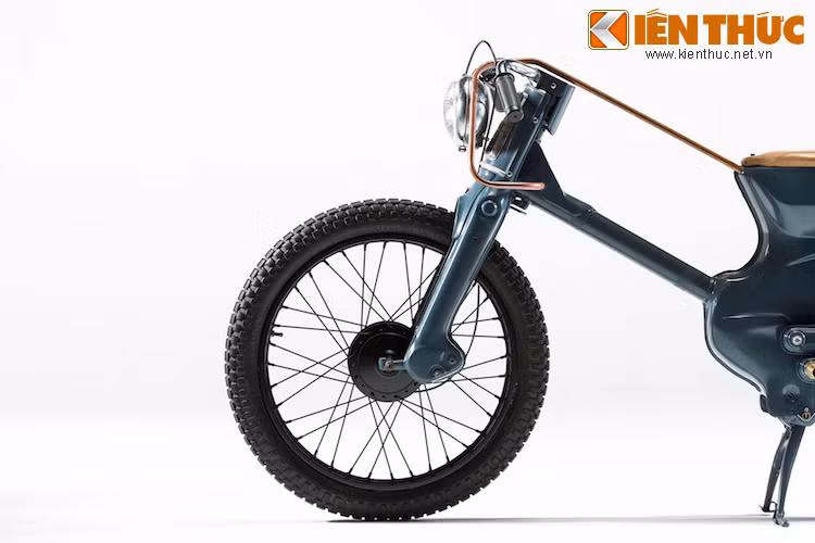 Giảm xóc giò gà cùng moay-ơ nguyên bản của Cub vẫn tiếp tục được sử dụng, nhưng bánh xe được nâng lên cỡ 18 inch.