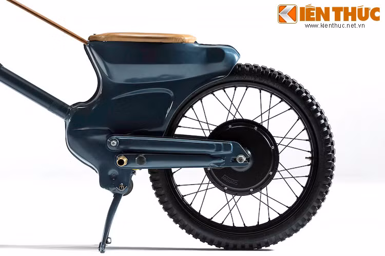 Ở phía sau, xe không có giảm xóc. Càng được gia cố thêm một khung ống để có thể "giấu" dây điện bên trong.