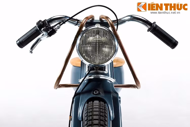 Phía trước xe là một khung đồng độc đáo, có tác dụng gắn đèn pha.