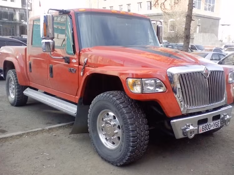 Một số dòng xe địa hình "dị" cũng được dân chơi ở đây ưa chuộng, chẳng hạn như chiếc bán tải hạng nặng International này.