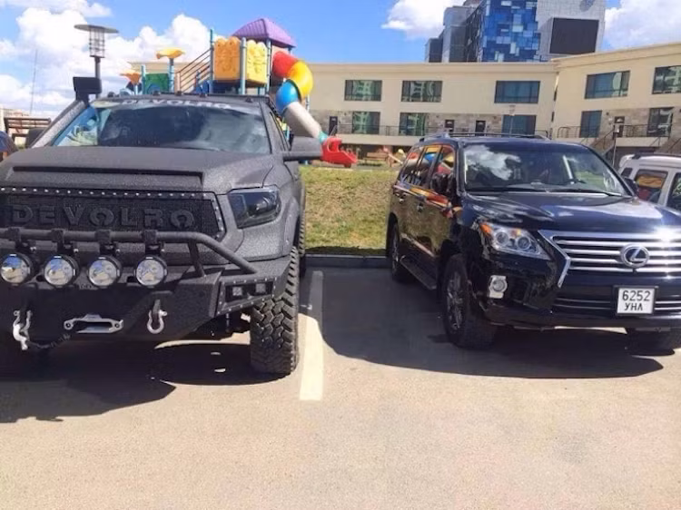 Các dòng xe bình thường cũng được độ offroad "khủng", như chiếc ToyotaTundra màu ghi nhám đứng cạnh Lexus LX470 trong hình.