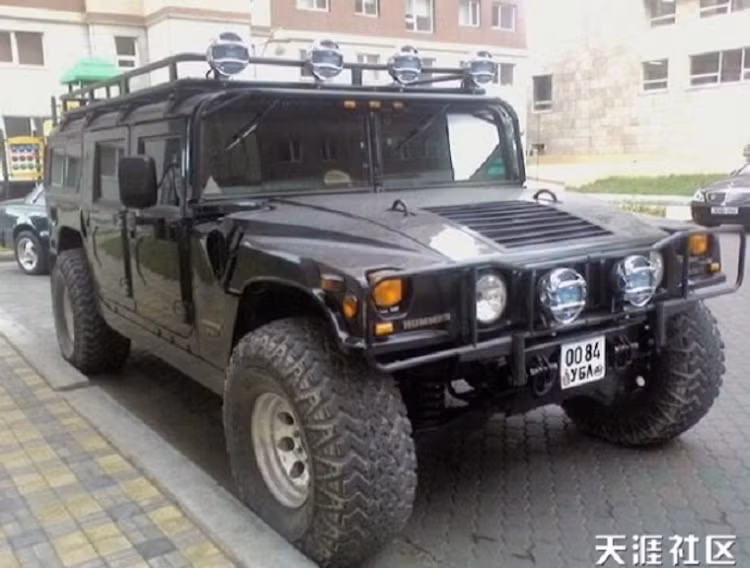 Một chiếc Hummer H1 trên đường phố Mông Cổ đã được lên bánh lớn.