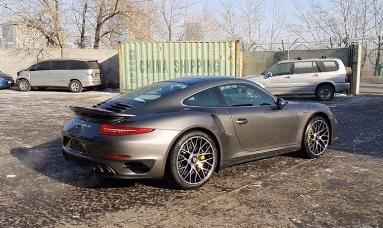 Siêu xe Porsche 911 Turbo S mạnh mẽ, được trang bị hệ dẫn động 4 bánh ưu việt nên khá phù hợp với điều kiện ở Mông Cổ.