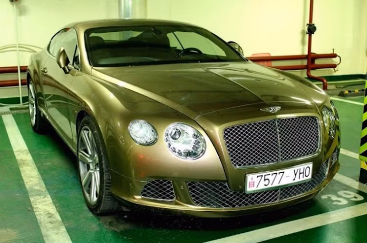 Một chiếc Bentley Continental GT của đại gia Mông Cổ trong tông màu khá "độc".