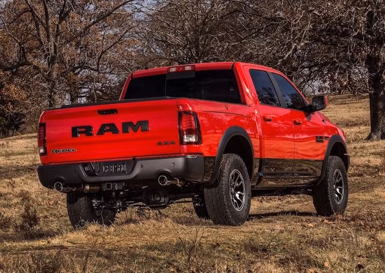 Xe được bán với 2 phiên bản động cơ: 3.6l Pentastar V6 hoặc 5.7l V8 Hemi, kết hợp cùng hệ dẫn động cầu sau hoặc 4 bánh.