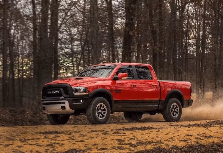 Sự mạnh mẽ, thể thao của phiên bản này thể hiện ngay từ ngoại thất của xe với bộ vành lốp off-road, khoảng sáng gầm xe lớn cùng lưới tản nhiệt phía trước đúc từ nhựa đen "hầm hố.