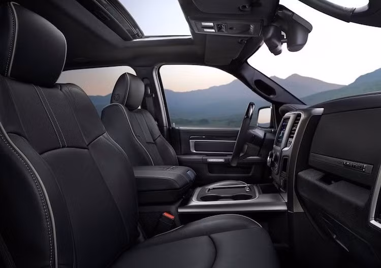 Các ghế ngồi được thêu chỉ trắng tạo sự tương phản với da màu đen. Phiên bản này còn có thêm một số tuỳ chọn cao cấp, chẳng hạn như cửa sổ trời.