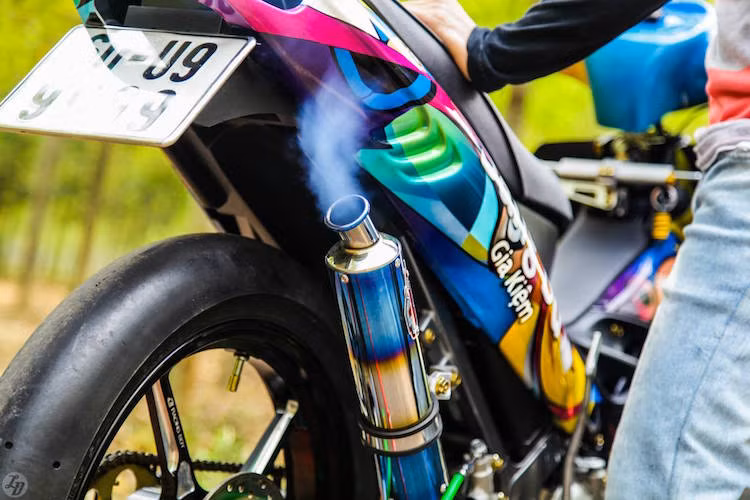 Cuối cùng, Yamaha Z125 đã được thay lon pô độ 7 màu, cực "ton sur ton" với màu sơn tem đấu của xe. Ảnh Lorenzo Đàm.