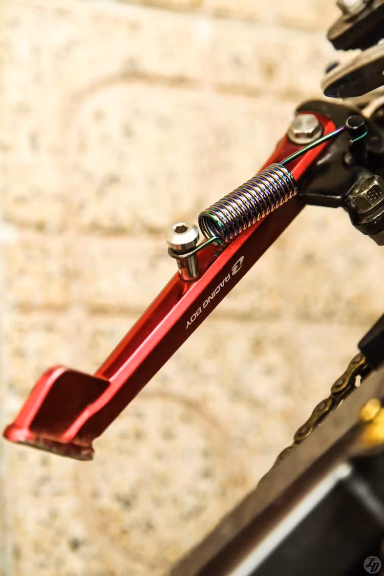 Chân chống của xe cũng được thay bằng loại bằng nhôm CNC của Racing Boy.