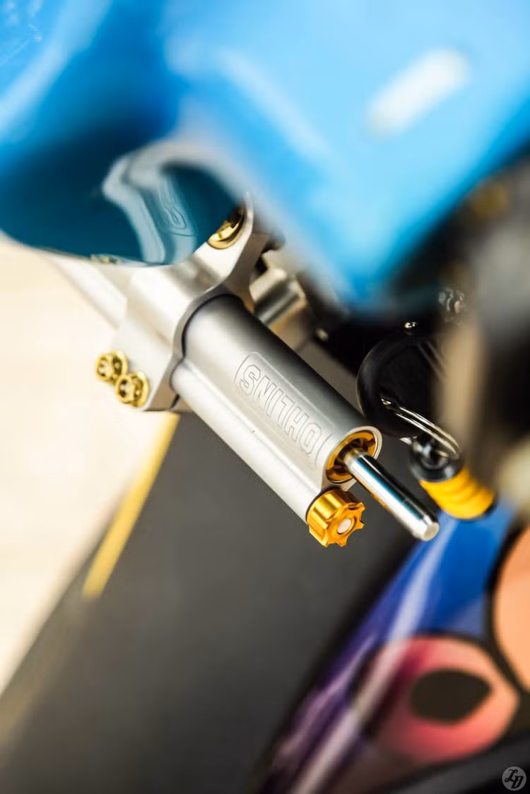 Ở phía trên cổ là cây trợ lực Ohlins giúp xe ổn định hơn khi "đóng" ở tốc độ cao.