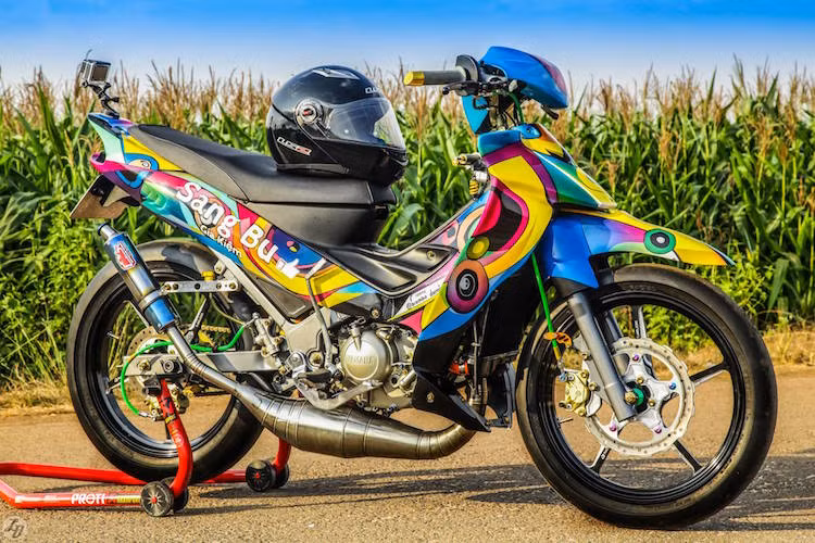 Cùng với "Su xì-po", Yamaha Z125 "cá mập" là 2 trong số những chiếc xế nổ 2 kỳ nổi tiếng nhất với dân chơi Việt. Tên gọi "cá mập" của xe xuất phát từ phần đuôi được tạo hình với các gờ giống mang cá mập.