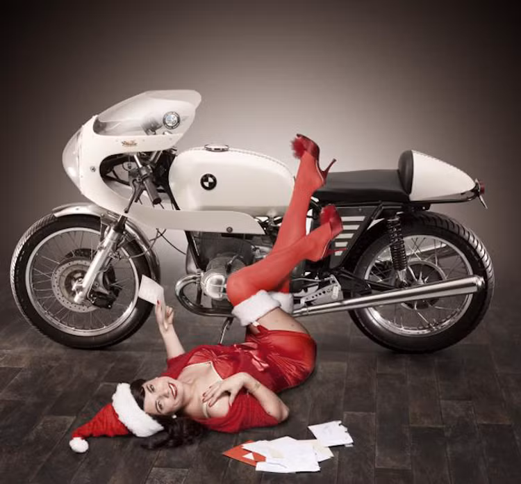 Mẫu nữ đậm chất cổ điển bên chiếc BMW R100 độ cafe racer.