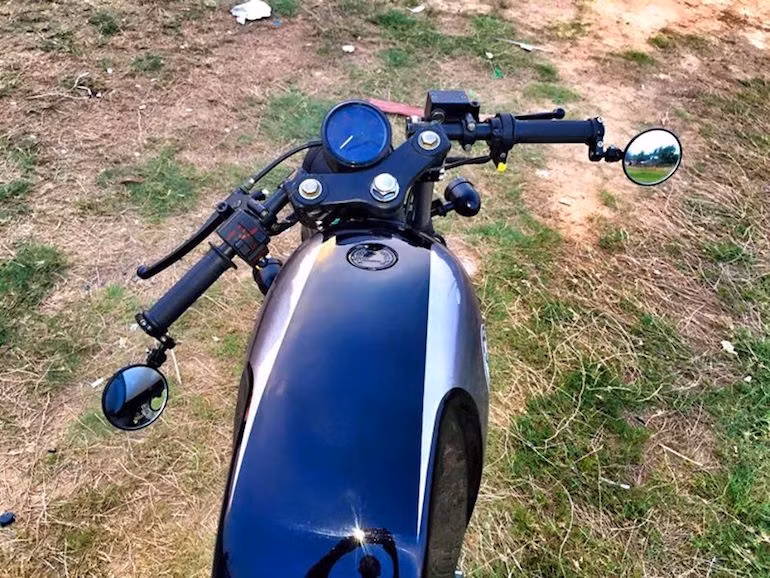 Tay lái clip-on đặt thấp có gương hậu gắn 2 bên. Đồng hồ của xe có màn hình tinh thể lỏng chỉ báo các thông tin bên cạnh báo tua chạy kim.