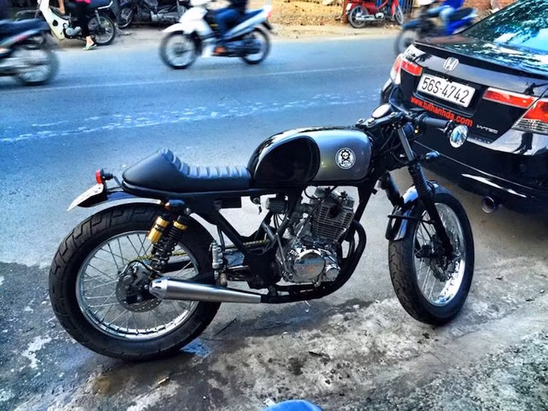 Bình xăng cũng được gò lại hoàn toàn, cao hơn và bầu bĩnh hơn so với xe gốc.