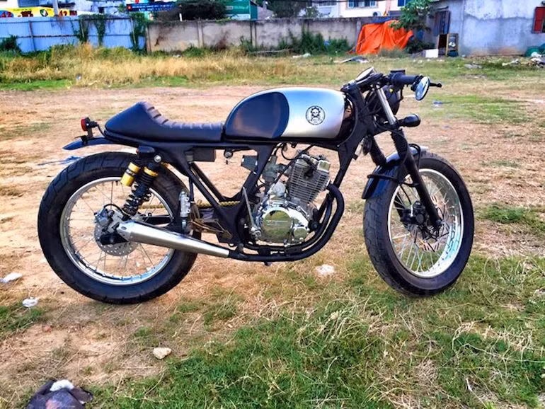 Yên solo được làm thành "gò" ở phía sau theo đúng phong cách cafe racer.