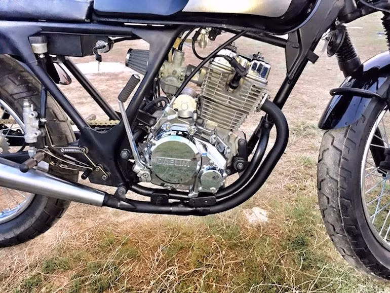 Khối động cơ được phục chế và mạ bóng hai bên bưởng cùng nắp quy-lát.