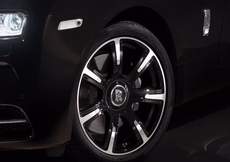 Ngoại trừ màu sơn đồng đặc biệt mới, mà Rolls-Royce gọi là "Lyrical Cooper".