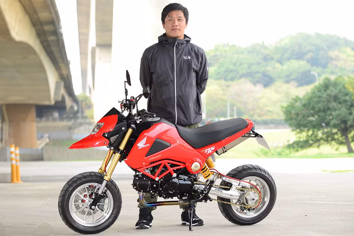 Chiếc Honda MSX 125 "lột xác" thành Ducati Hyperstrada bên cạnh chủ xe người Đài Loan.