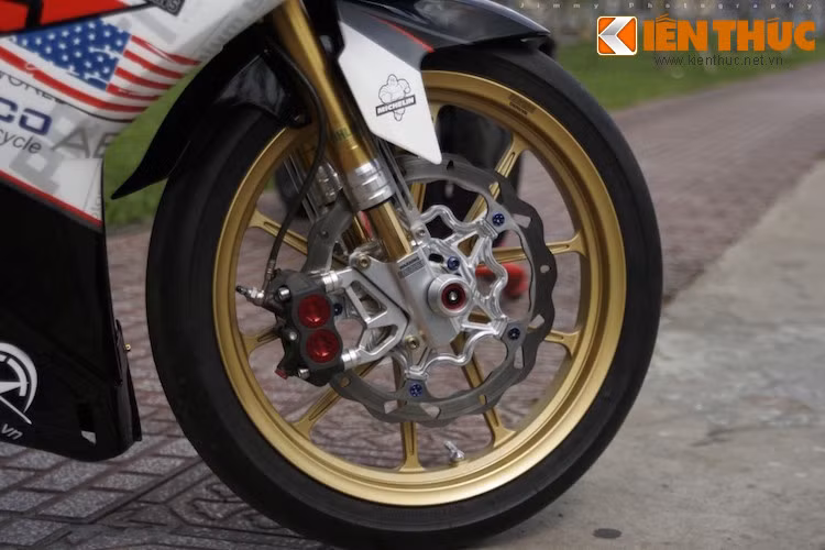 Cả 2 bánh xe đều được trang bị mâm Daytona cùng lốp trơn, bánh trước còn có phanh đĩa Galfer lòng CNC và phuộc USD G@zi.