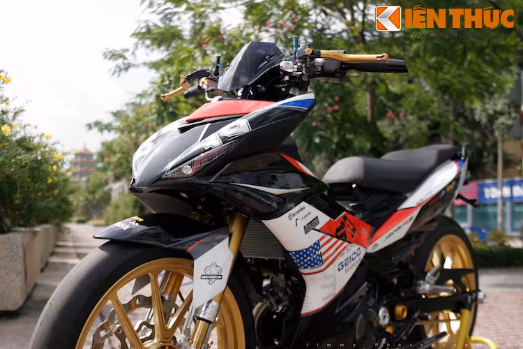 Trên chiếc xe này, chủ nhân đã sơn cho xe dàn tem đấu đơn giản mà nổi bật, được kết hợp từ màu cam-trắng-đen cùng hoa văn cờ Mỹ.