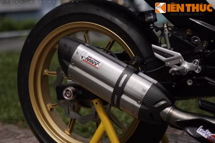 Ở phía sau, chiếc xe có pô MIVV đem tới âm thanh đầy uy lực từ động cơ 150 cc mới.