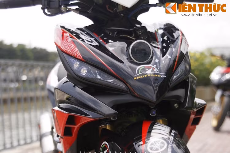 Do đầu đèn đã bị bỏ đi nên chiếc xe được chế thêm một đèn pha nằm ở mặt nạ trước.