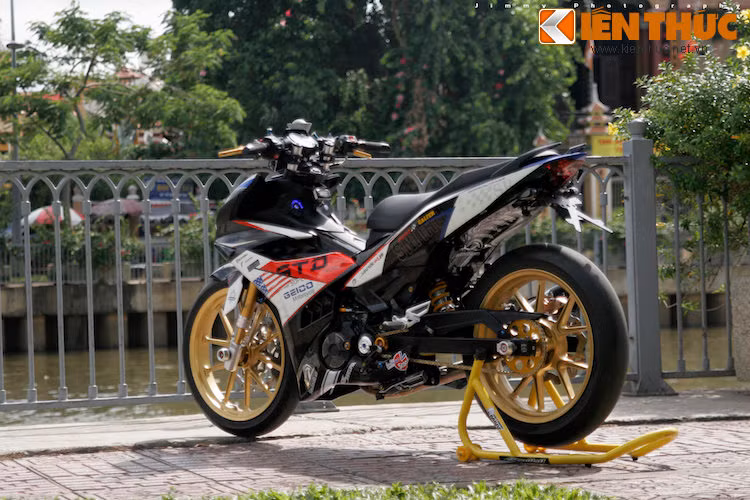 Ở phía sau, yên xe được gọt mỏng hơn và pát biển số nguyên bản của Exciter 150 cũng đã bị gỡ bỏ.