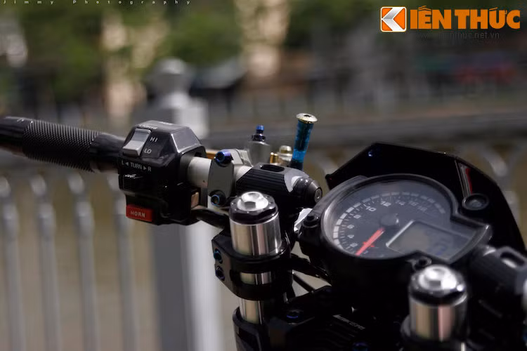 Do đầu xe "zin" không còn nữa nên đồng hồ đã được thay bằng loại Koso RX2N+.