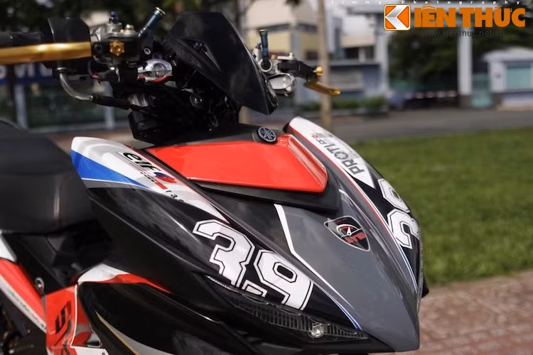 Phần đầu với đèn pha của xe đã bị loại bỏ, thay vào đó là đầu mới thể thao và đơn giản hơn theo phong cách naked bike.