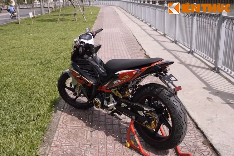 Trong tông màu đỏ-đen, dàn vỏ sơn tem đấu khiến cho chiếc Exciter 135 trở nên cực kỳ dữ dằn.