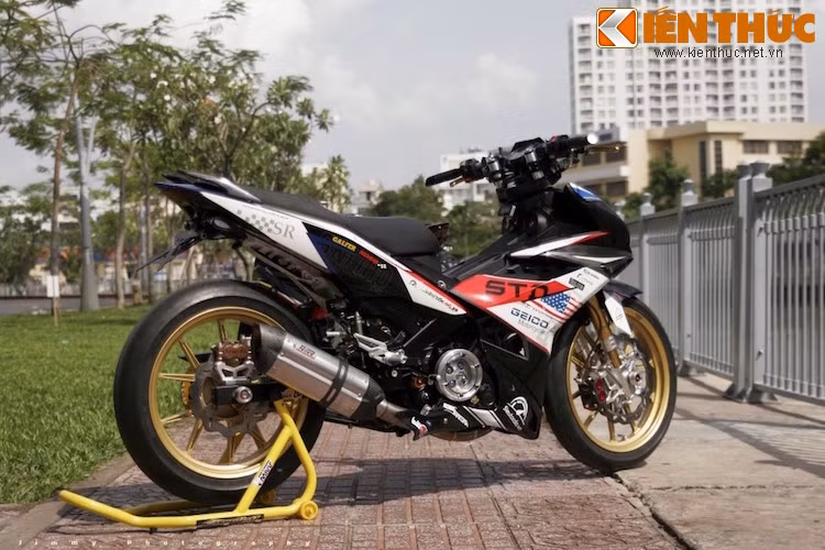 Một số món đồ chơi độc đáo khác trên chiếc Exciter này bao gồm gác chân và dàn số gảy Rizoma dành cho Honda CB1000R, lốc nồi trong suốt...