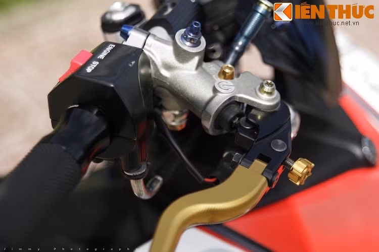Cùm phanh Brembo lấy từ xe Ducati, tay phanh và côn do Rizoma cung cấp.
