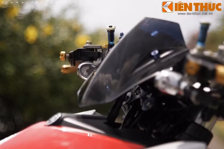 Tương tự như bản 150 ở trên, chiếc Exciter này cũng có phần đầu naked gọn gàng.