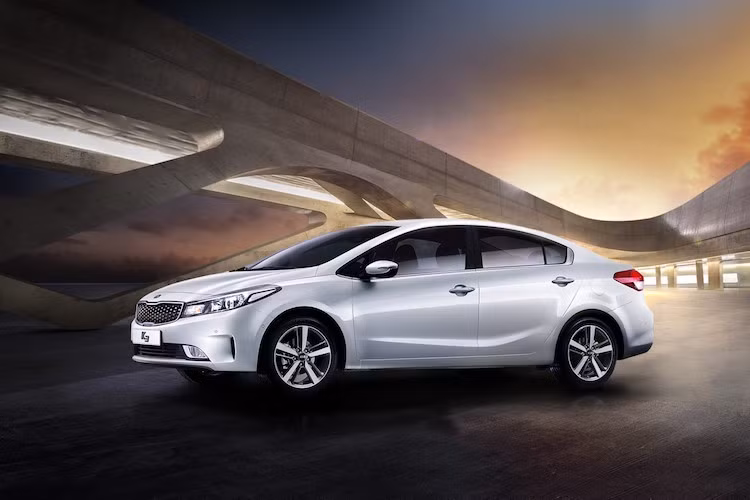 Phiên bản động cơ xăng 1.6l GDI nạp khí tự nhiên trên K3 cũ, với công suất 132 PS vẫn sẽ tiếp tục được sử dụng trên K3 2016. Ngoài ra, chiếc xe còn được bán ở Hàn Quốc với phiên bản máy dầu 1.6l VGT 128 PS tiết kiệm hơn.