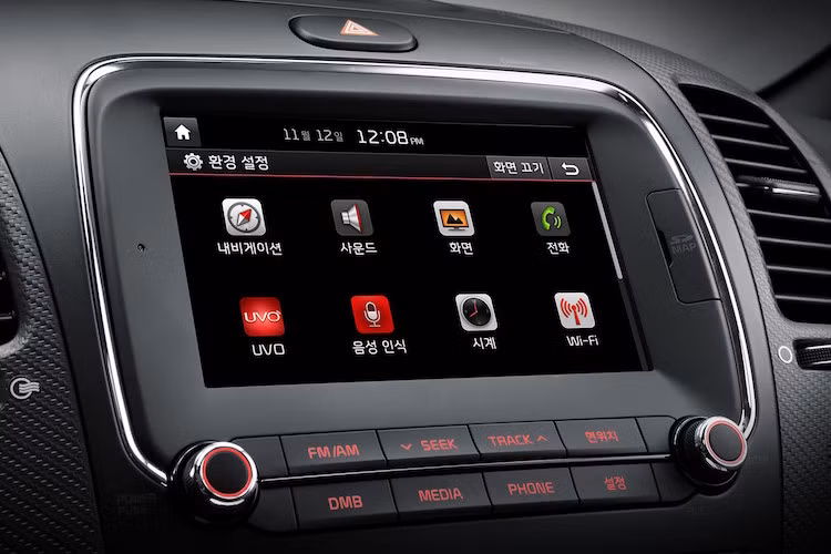 Hệ thống thông tin giải trí của xe cũng được cải tiến lại, hạn chế bớt nút bấm và sử dụng giao diện cảm ứng trực quan.
