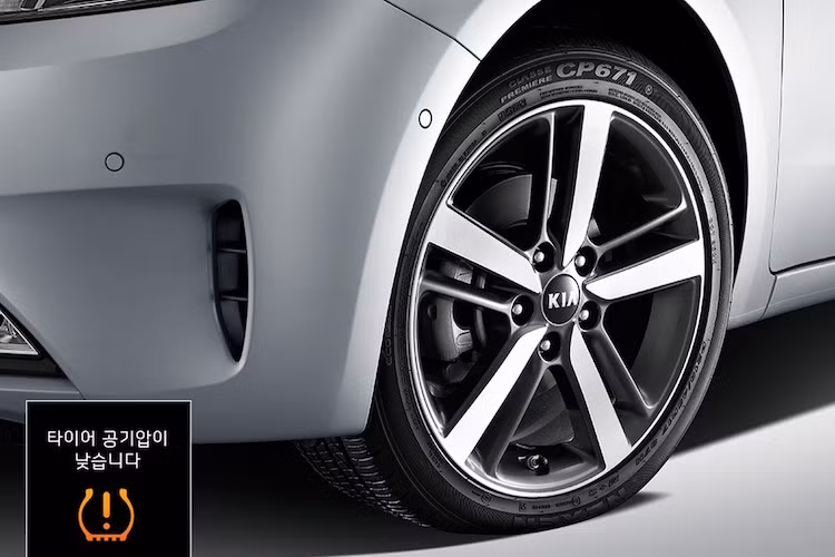 Ngoài ra, ngoại thất của Kia K3 2016 còn có thêm những lựa chọn mâm đúc hoàn toàn mới, kèm theo hệ thống cảnh báo áp suất lốp.