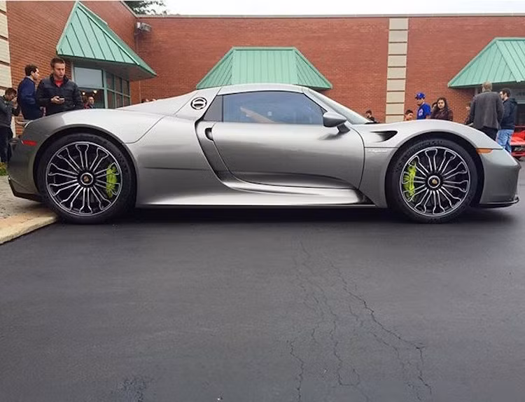 Một chiếc Porsche 918 Spyder "lạc lõng" bên cạnh dàn McLaren.