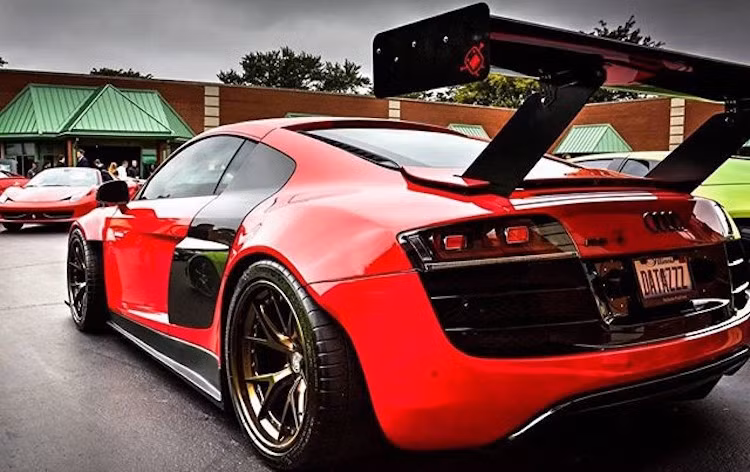 Một chiếc Audi R8 được độ theo phong cách xe đua với cánh gió cực lớn, widebody và mâm HRE.