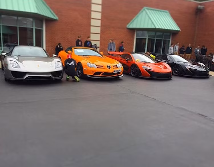 Nhân nói tới McLaren, những "siêu phẩm" của hãng siêu xe Anh này cũng góp mặt khá nhiều tại Lake Forest Sportscars, bao gồm chiếc Mercedes SLR McLaren và mẫu siêu xe mới nhất P1.