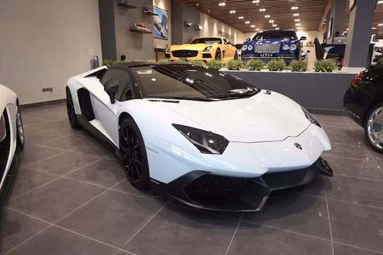 Chiếc Lamborghini đặc biệt này đã được Seven Car Lounge, một showroom có tiếng tại Trung Đông nhập về để "chiều lòng" các đại gia dầu mỏ.