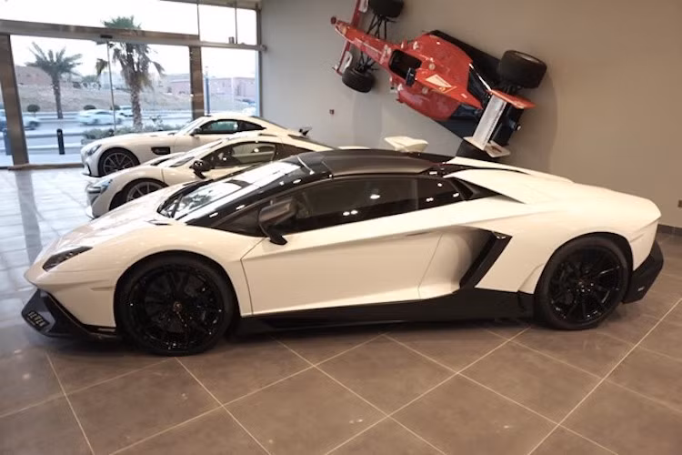 Có tên đầy đủ là Aventador LP720-4 50th Anniversario Roadster, phiên bản này được tạo ra nhằm kỷ niệm sinh nhật lần thứ 50 của Lamborghini.