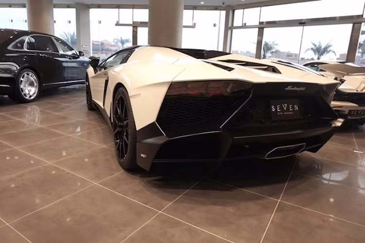 Động cơ V12 6.5 trên Aventador Roadster LP720-4 cũng mạnh hơn Aventador thường 20 ps, đạt công suất tối đa 720 ps.
