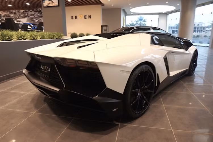 So với Aventador thường, bản LP720-4 Anniversario có cản trước và sau với thiết kế hơi khác một chút. Những chi tiết nhưu bodykit, mui xe, ốp sườn và gương chiếu hậu đều được sơn đen mờ.