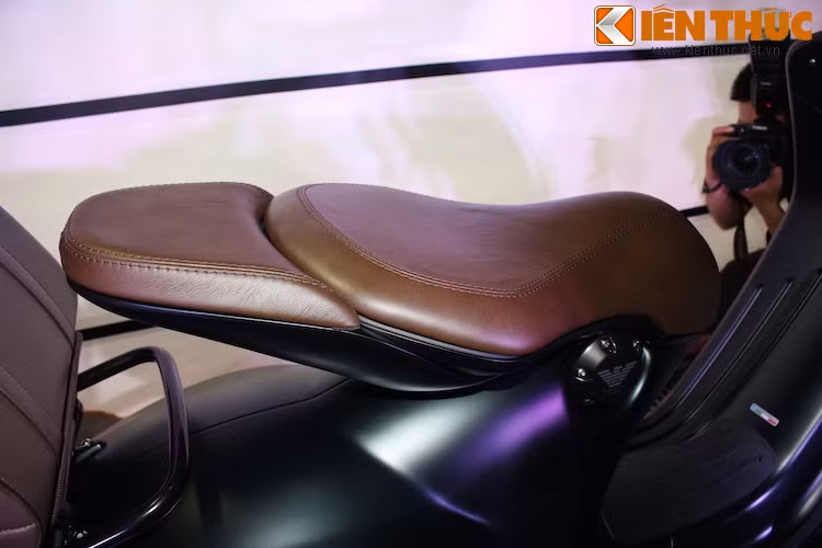 Yên xe được bọc da nâu như những món phụ kiện thời trang của Armani và có thiết kế giống như dòng Bellissima, Phần yên sau có thể tháo rời.