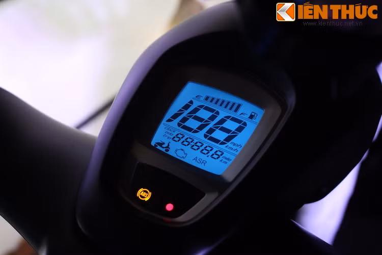 Cụm đồng hồ của xe là một màn hình LCD, cung cấp tất cả các thông số cần thiết như tốc độ, mức xăng, quãng đường và tình trạng hoạt động của các hệ thống trên xe.