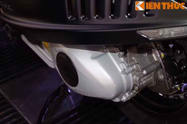 Vespa 946 Emporio Armani vẫn được trang bị động cơ 4 kỳ phun xăng điện tử như các bản 946 thường. Ngoài ra chiếc xe còn có hệ thống chống bó cứng phanh ABS 2 kênh, các bánh xe lớn 12 inch và hệ thống điều khiển lái điện tử có thể kết hợp với các thiết bị internet mới nhất.