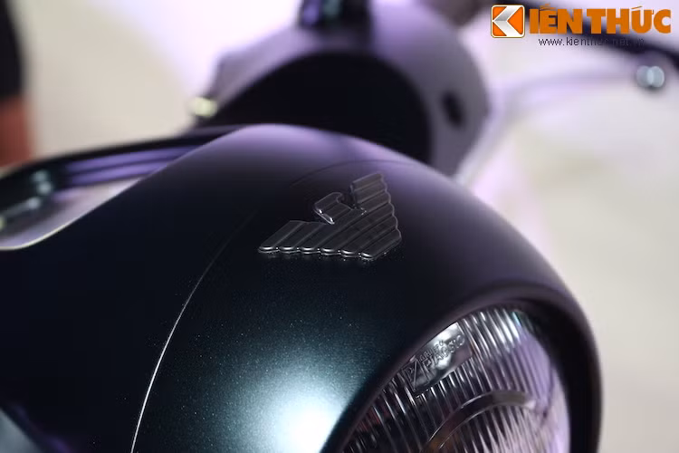 Ở phía trên vành đèn là logo cánh chim đại bàng của Giorgio Armani, được phủ màu đen mờ tinh tế.